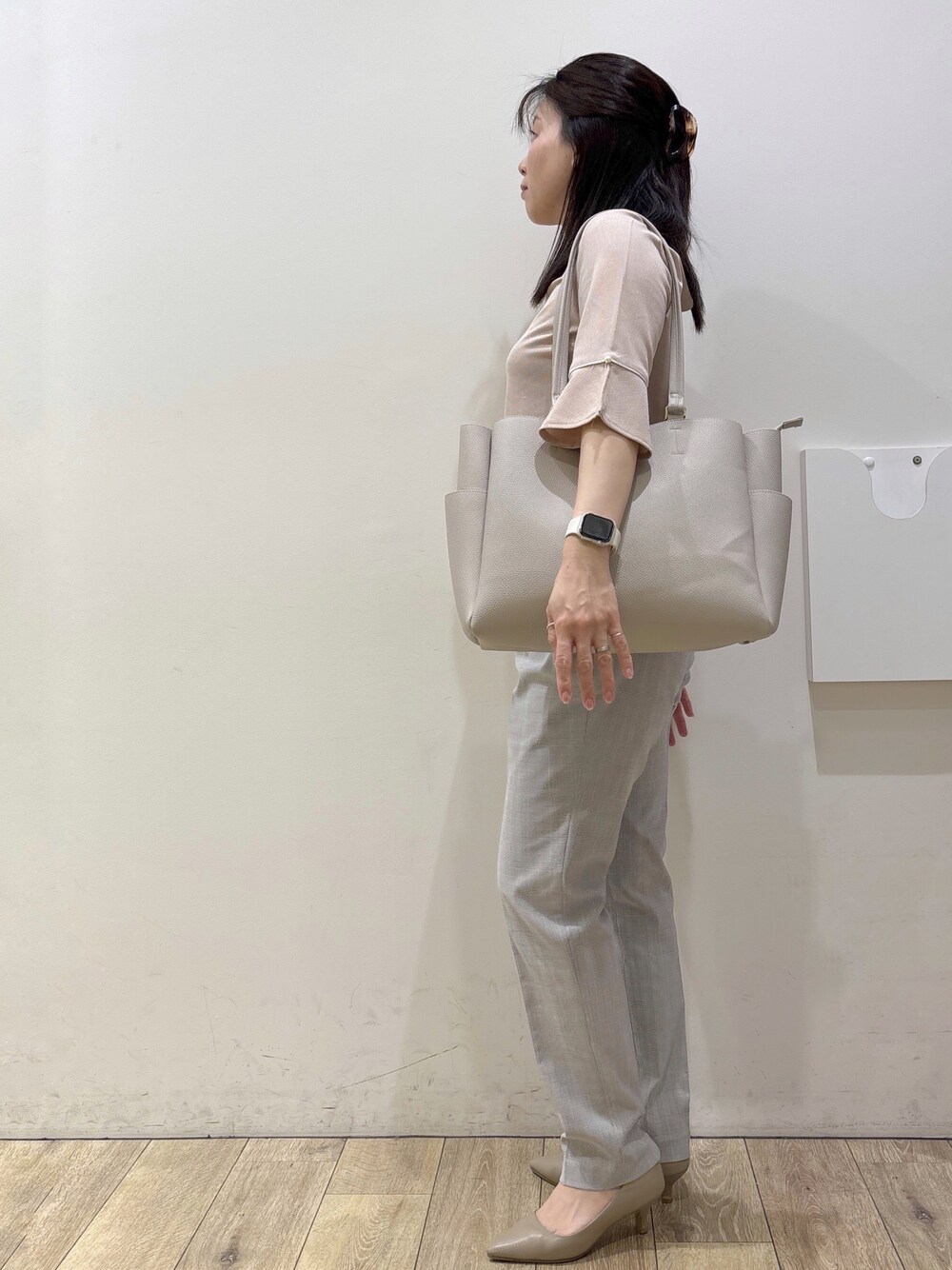ベージュ系のパンプス、グレー系のカーディガン/ボレロ、ベージュ系のトートバッグを着用したレディースの春コーディネートの9枚目の写真