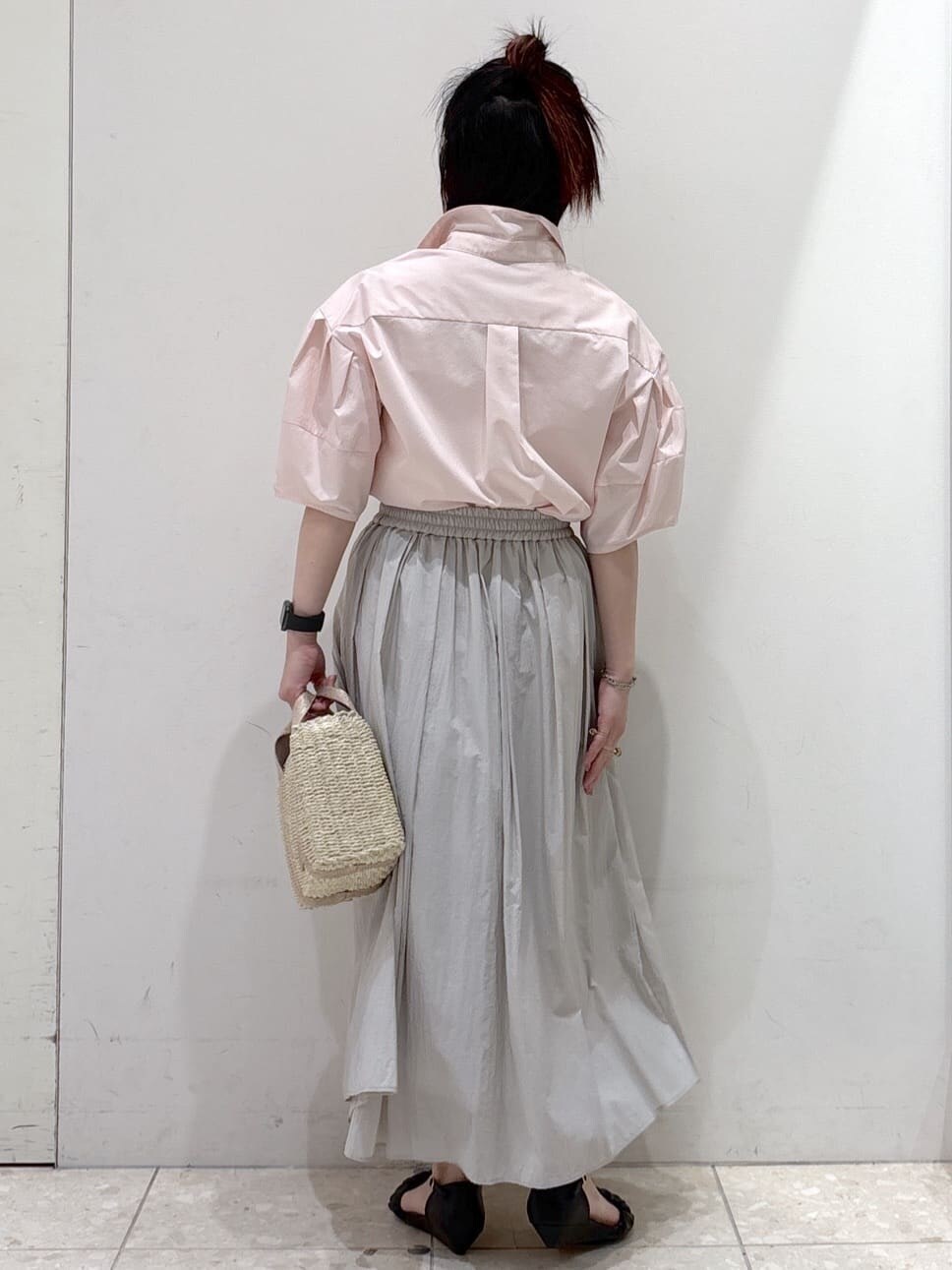 ベージュ系のノーカラージャケット、ピンク系のシャツ/ブラウス、グレー系のスカートを着用したレディースの春コーディネートの5枚目の写真