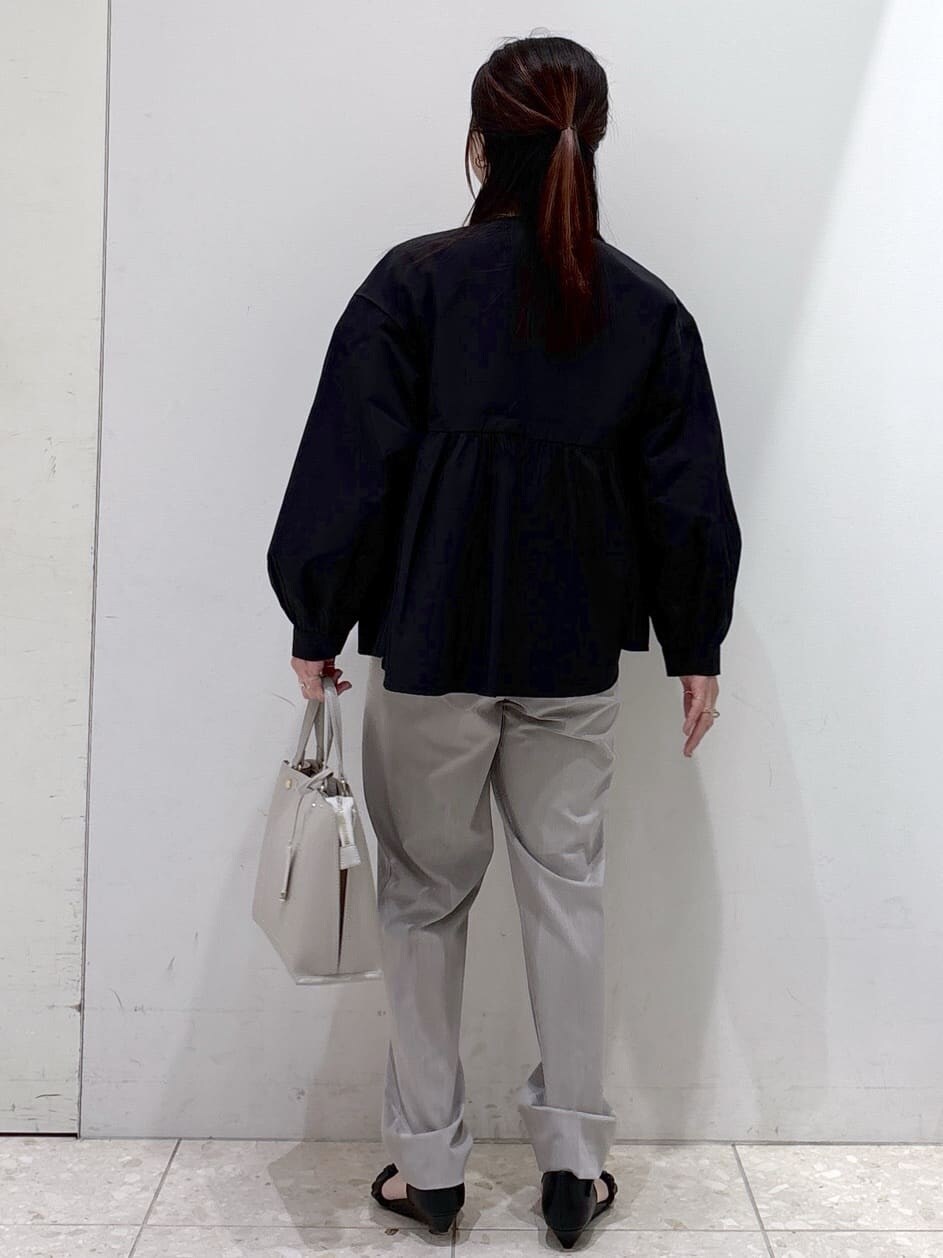 ブラック系のノーカラージャケット、ブルー系のニット/セーター、グレー系のその他パンツを着用したレディースの春コーディネートの3枚目の写真