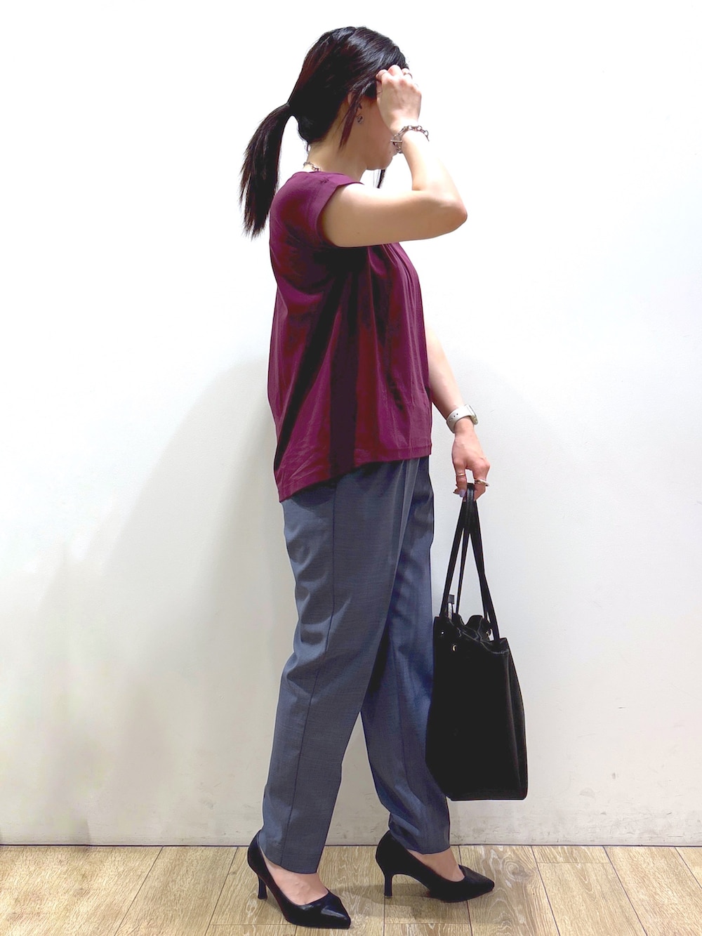 レッド系のTシャツ/カットソー、グレー系のその他パンツ、ブラック系のトートバッグを着用したレディースの夏コーディネートの2枚目の写真