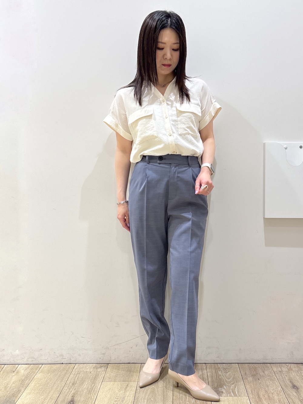 ホワイト系のシャツ/ブラウス、グレー系のその他パンツ、グレー系のトートバッグを着用したレディースの夏コーディネートの10枚目の写真