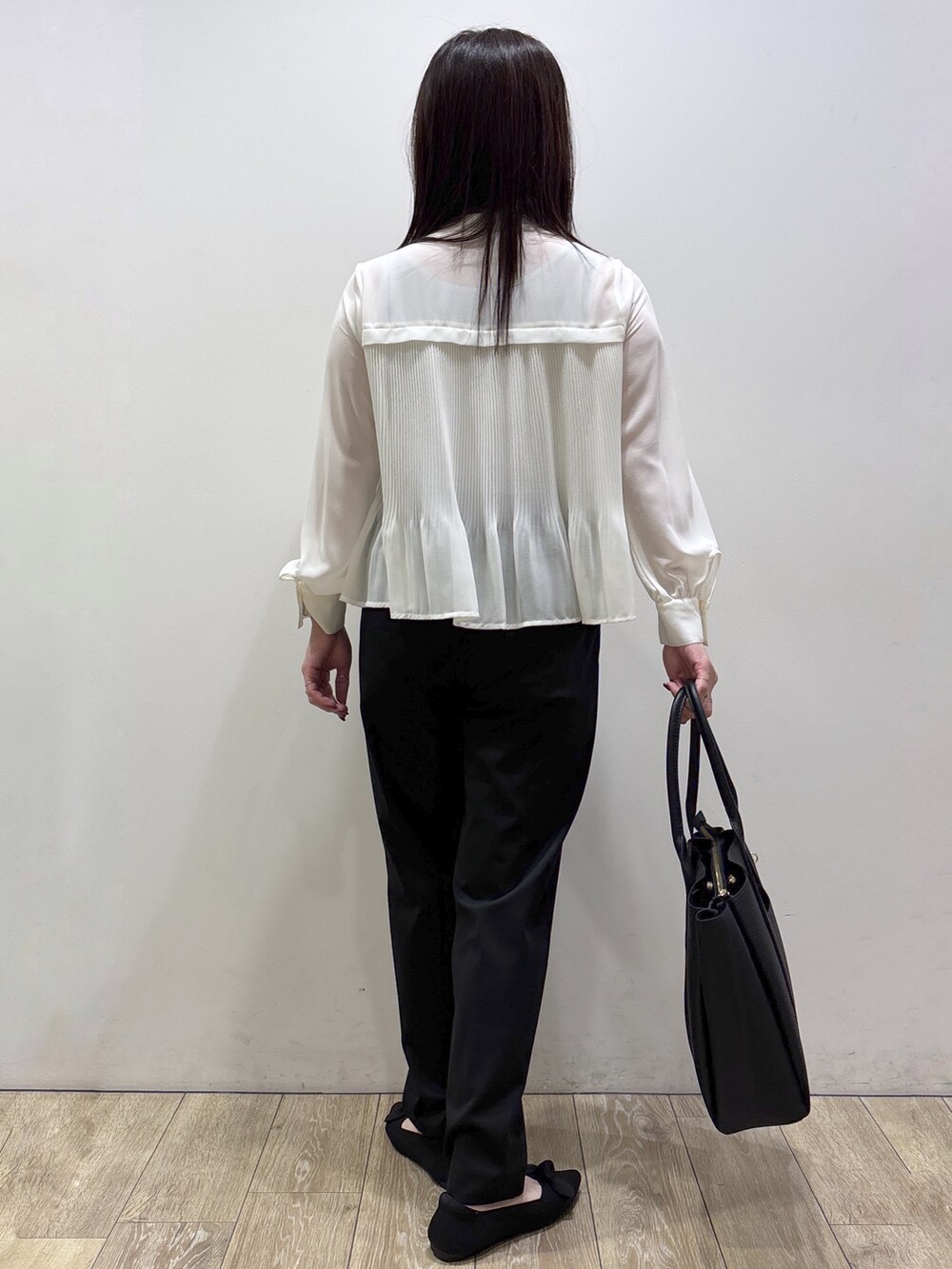 ホワイト系のシャツ/ブラウス、ブラック系のその他パンツ、ブラック系のトートバッグを着用したレディースの秋コーディネートの3枚目の写真