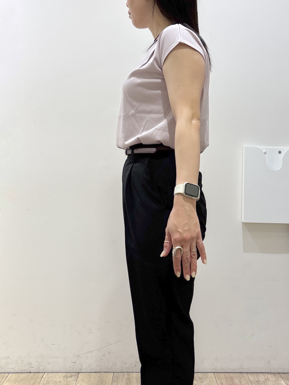 ピンク系のTシャツ/カットソー、ブラック系のその他パンツ、ブラック系のトートバッグを着用したレディースの春コーディネートの5枚目の写真