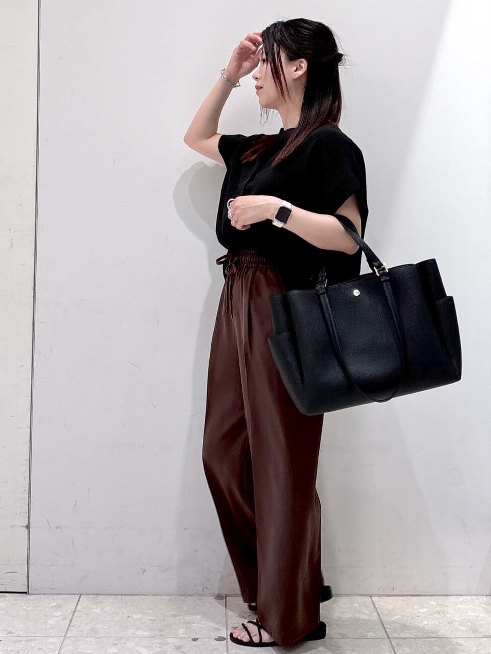 ブラック系のシャツ/ブラウス、ブラウン系のその他パンツ、ブラック系のトートバッグを着用したレディースの夏コーディネートの4枚目の写真