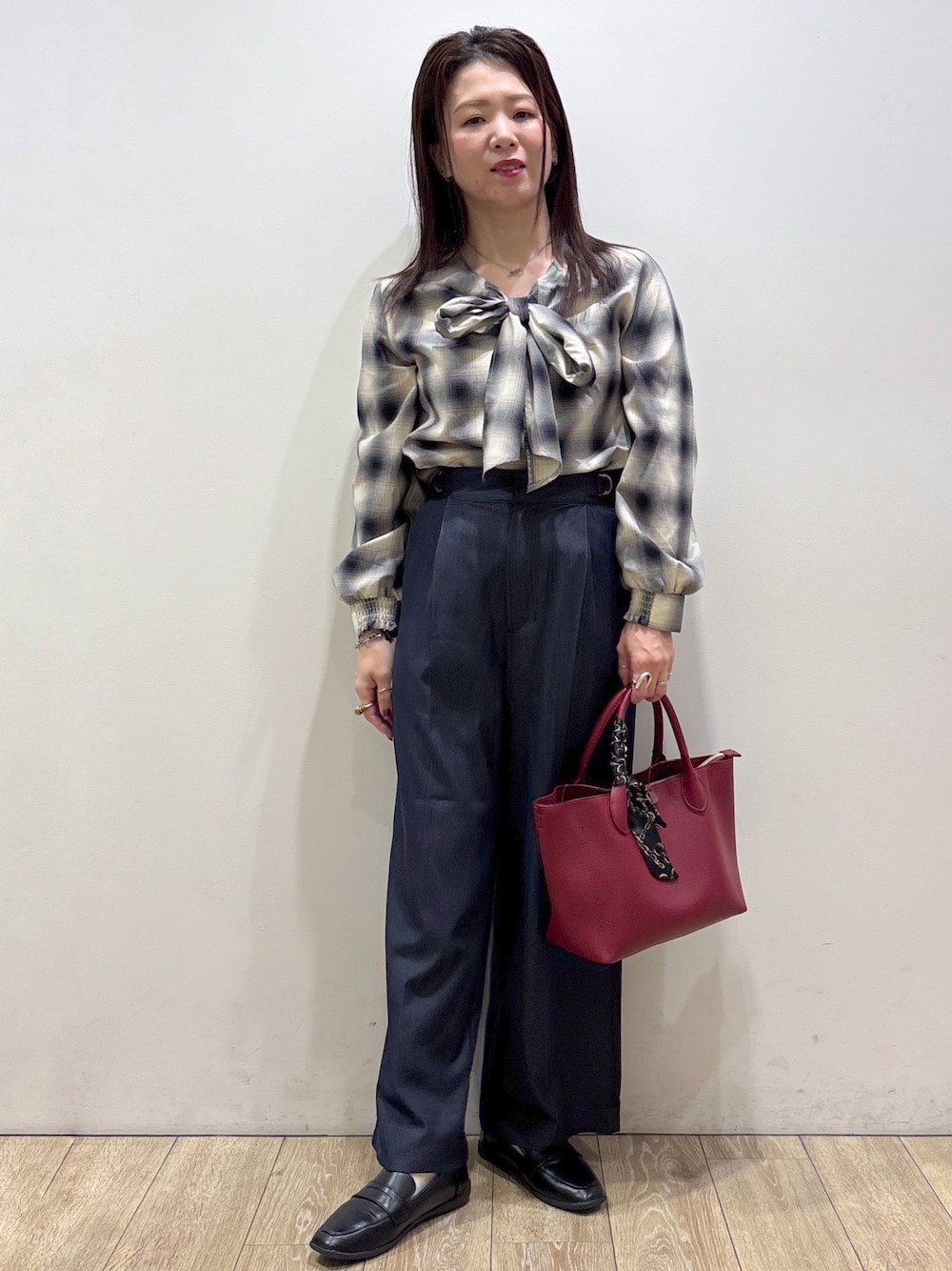 ブルー系のシャツ/ブラウス、ブルー系のその他パンツ、レッド系のトートバッグを着用したレディースの秋コーディネートの6枚目の写真