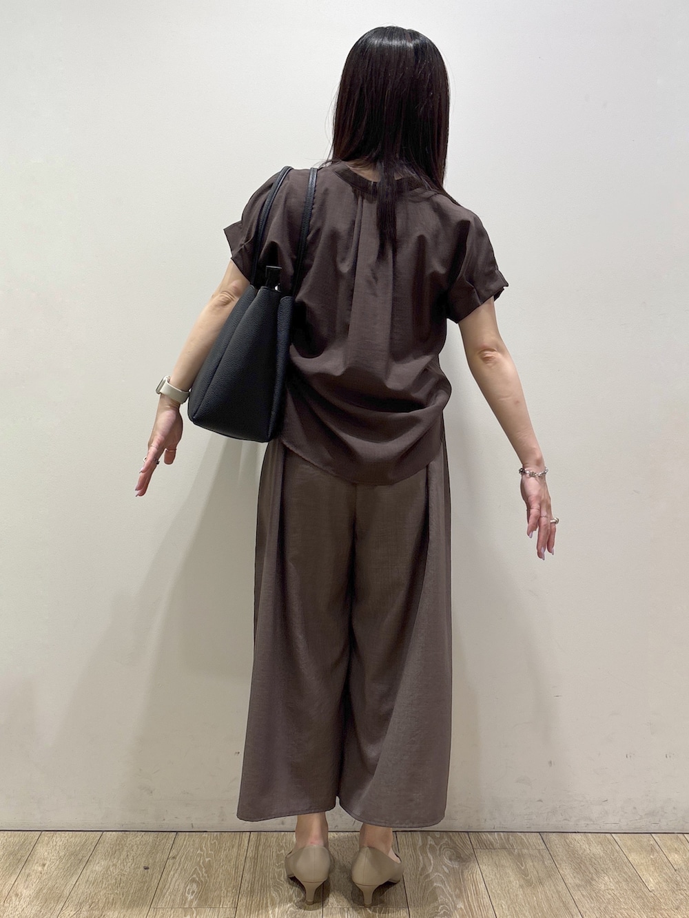 ブラウン系のシャツ/ブラウス、ブラウン系のその他パンツ、ブラック系のトートバッグを着用したレディースの夏コーディネートの9枚目の写真