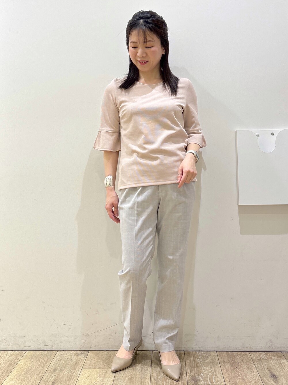 ベージュ系のパンプス、グレー系のカーディガン/ボレロ、ベージュ系のトートバッグを着用したレディースの春コーディネートの10枚目の写真