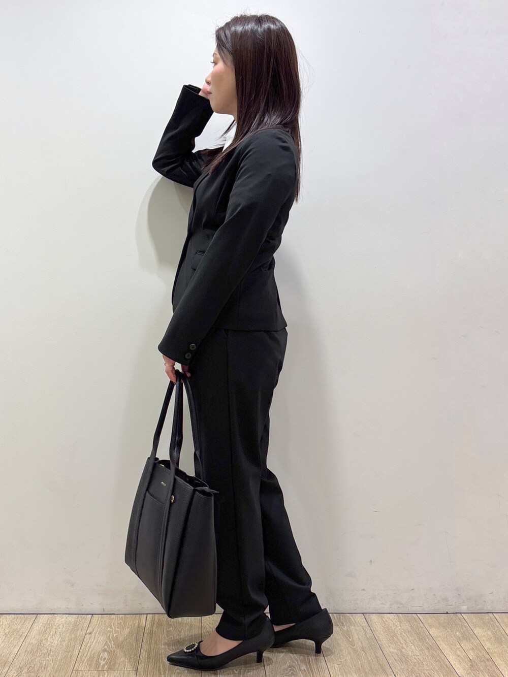 ブラック系のテーラードジャケット、ホワイト系のTシャツ/カットソー、ブラック系のその他パンツを着用したレディースの秋コーディネートの4枚目の写真