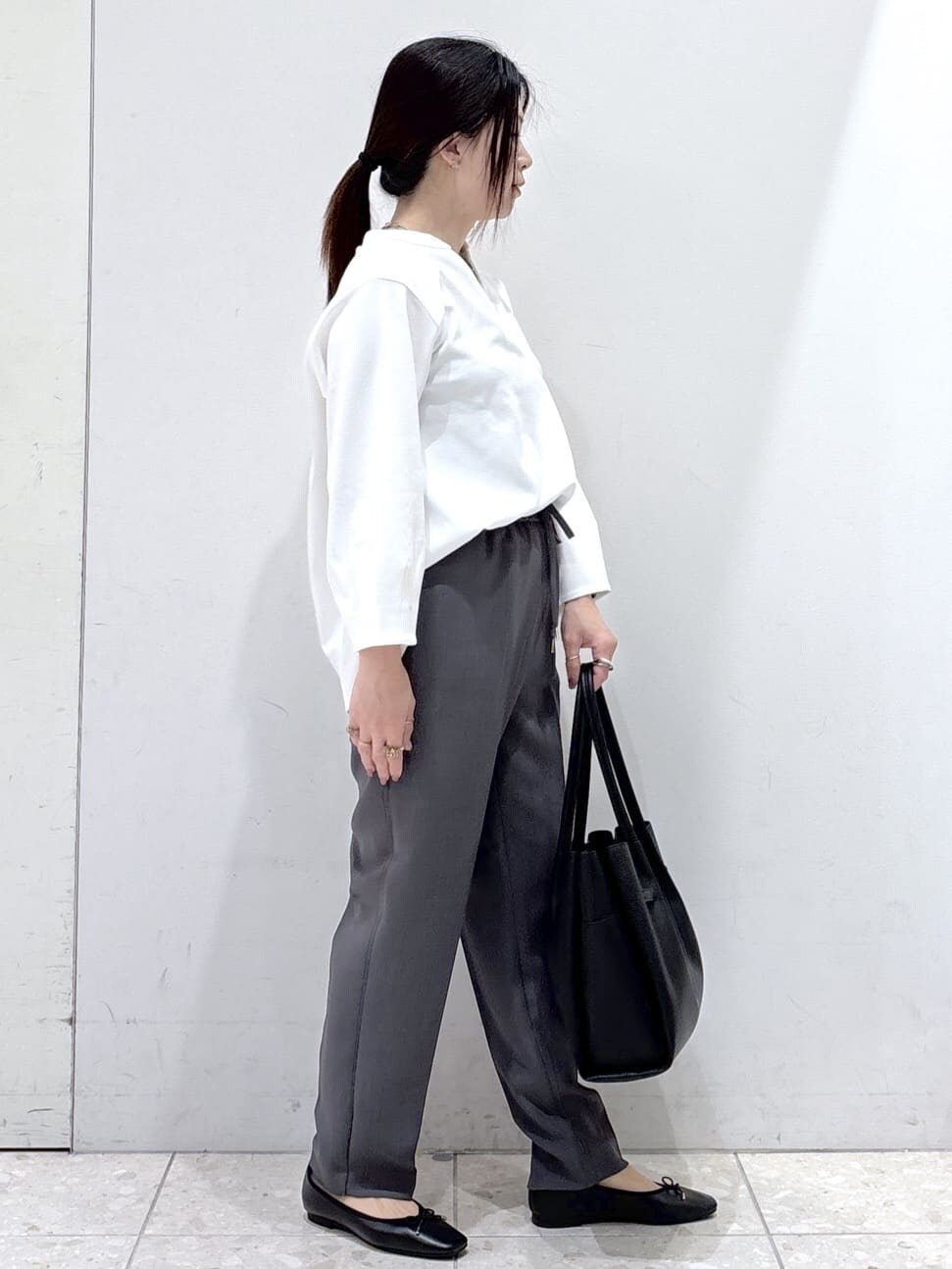 ブラウン系のカーディガン/ボレロ、ホワイト系のTシャツ/カットソー、グレー系のその他パンツを着用したレディースの秋コーディネートの8枚目の写真