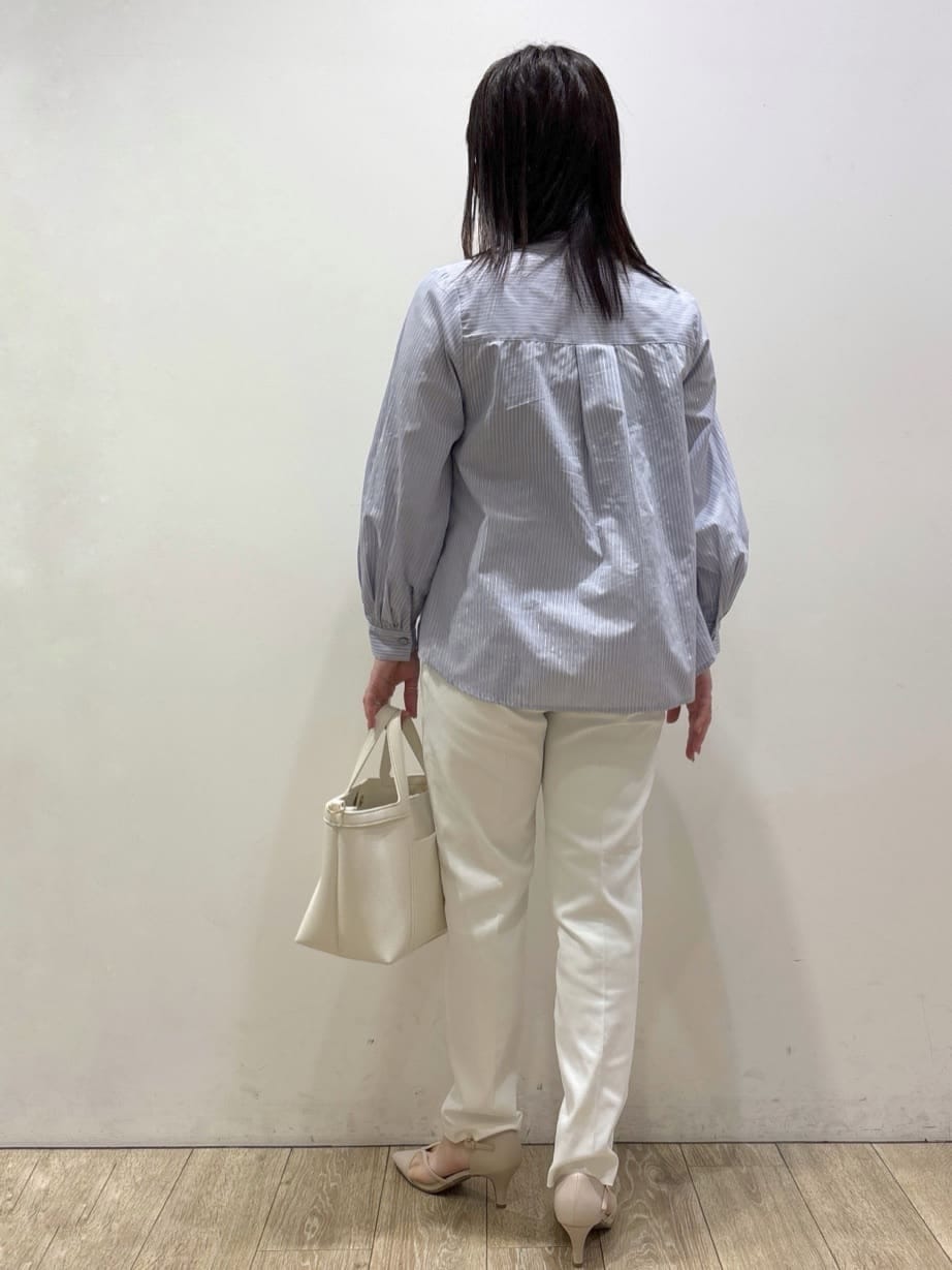 ベージュ系のパンプス、ブルー系のシャツ/ブラウス、ホワイト系のショルダーバッグを着用したレディースの春コーディネートの3枚目の写真