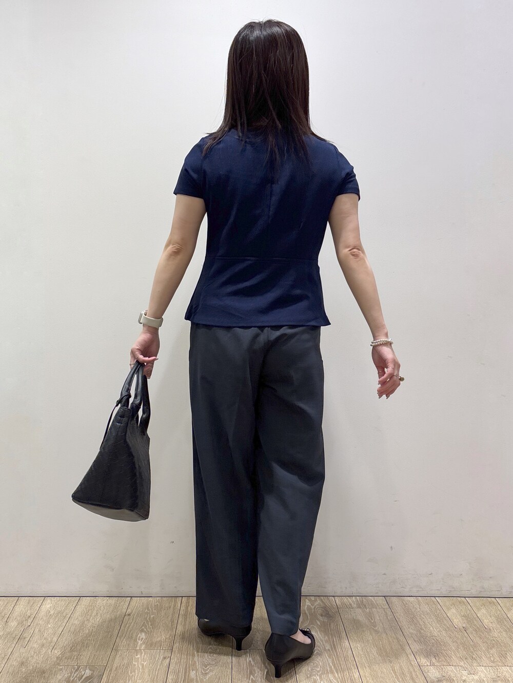 ブルー系のTシャツ/カットソー、ブルー系のその他パンツ、ブラック系のトートバッグを着用したレディースの夏コーディネートの3枚目の写真