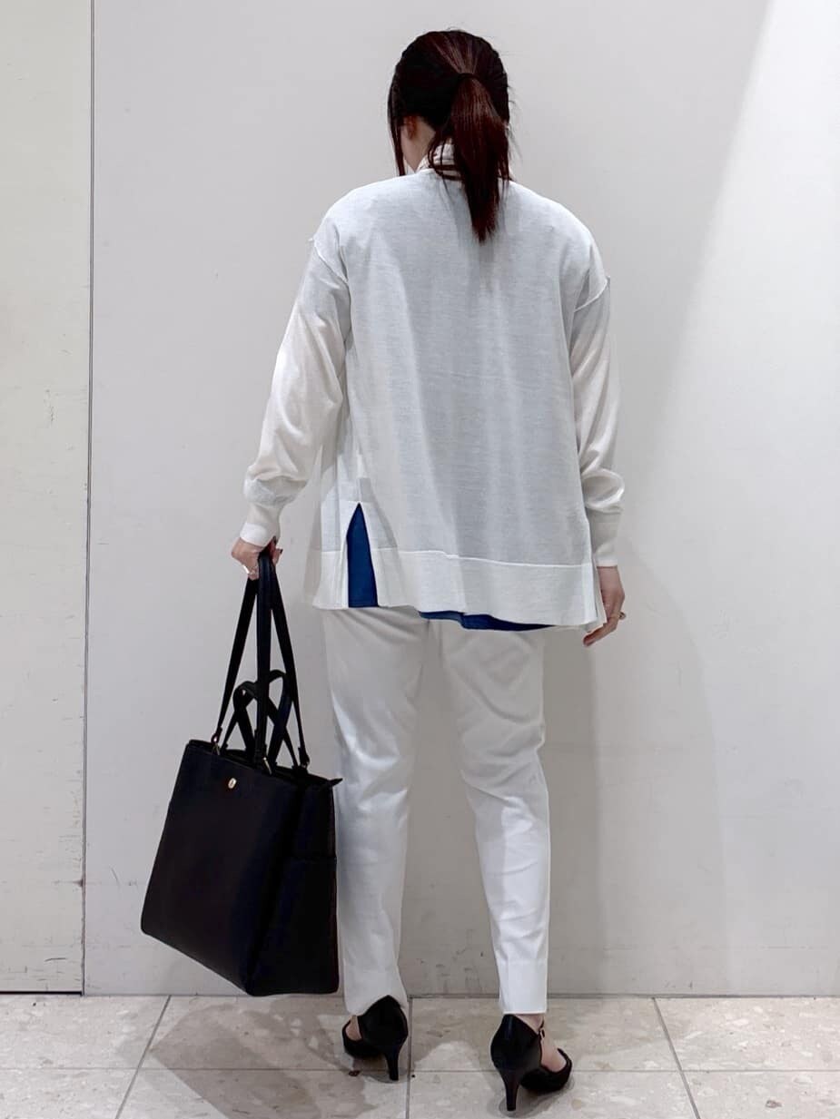 ホワイト系のカーディガン/ボレロ、ブルー系のTシャツ/カットソー、ホワイト系のその他パンツを着用したレディースの春コーディネートの3枚目の写真