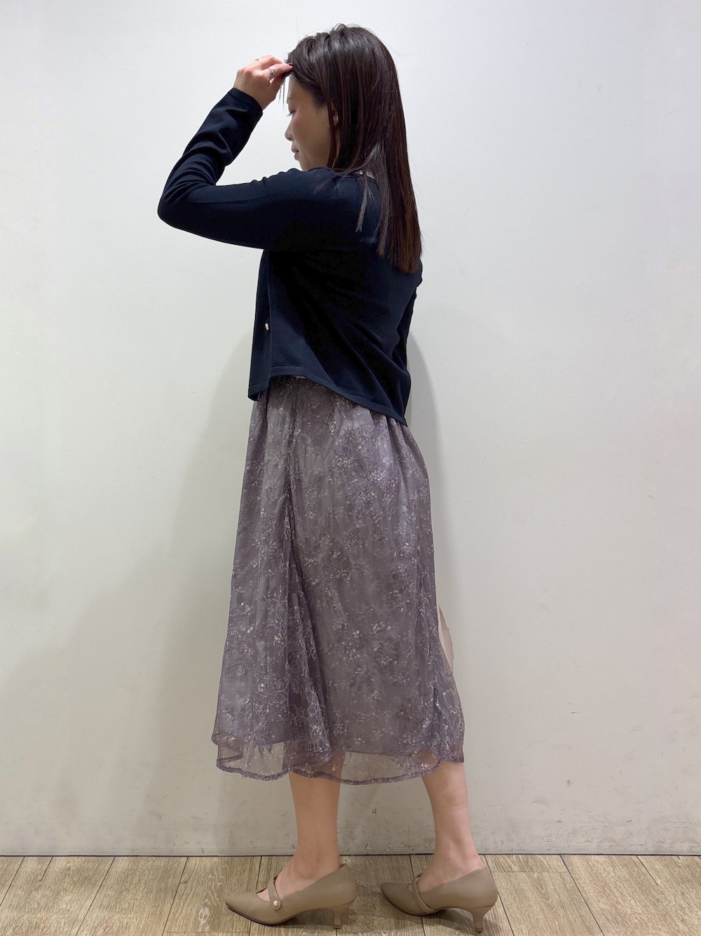 ブルー系のカーディガン/ボレロ、ホワイト系のワンピース、ベージュ系のボストンバッグを着用したレディースの秋コーディネートの4枚目の写真