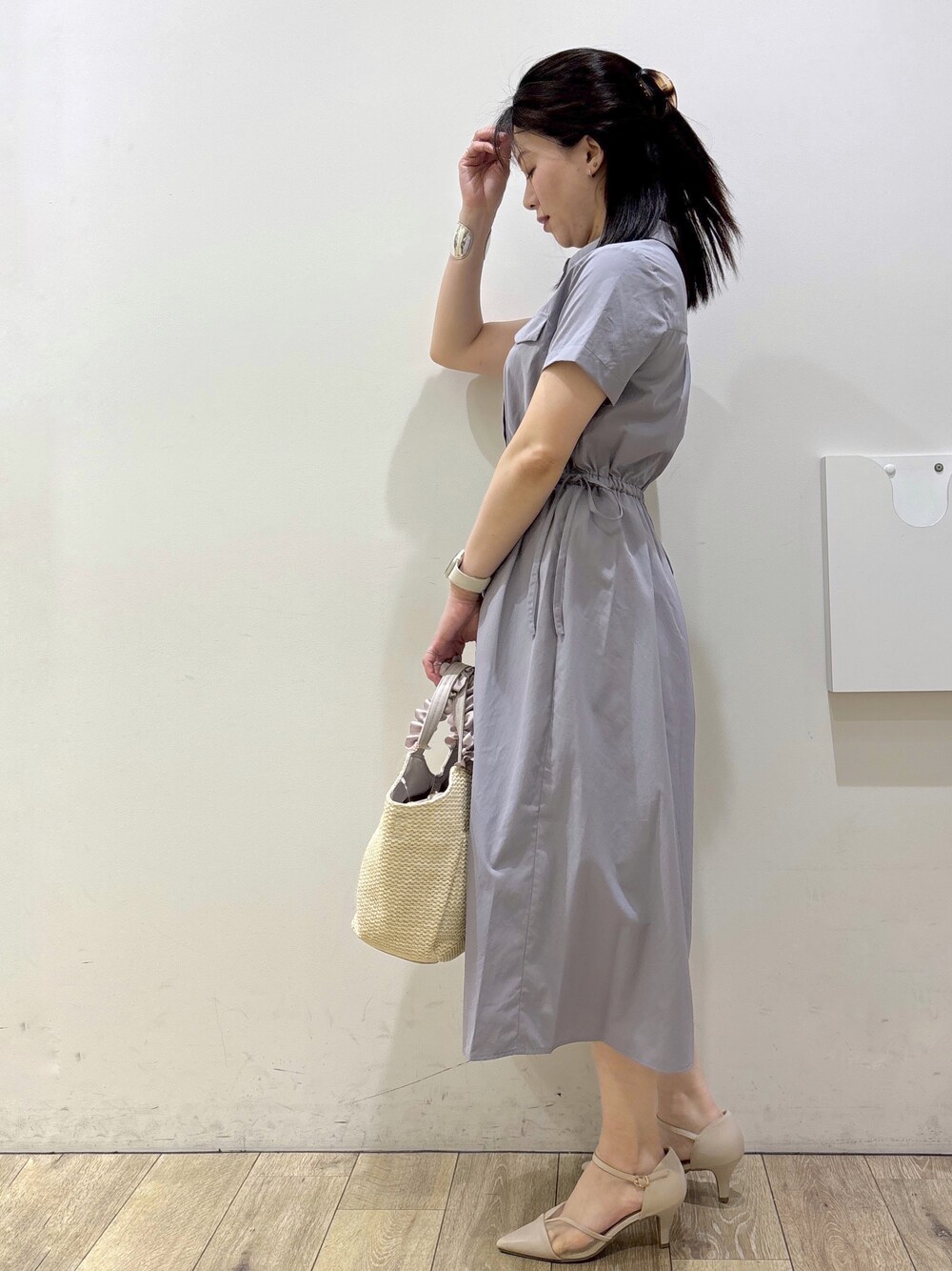 ホワイト系のカーディガン/ボレロ、グレー系のワンピース、ベージュ系のトートバッグを着用したレディースの春コーディネートの9枚目の写真