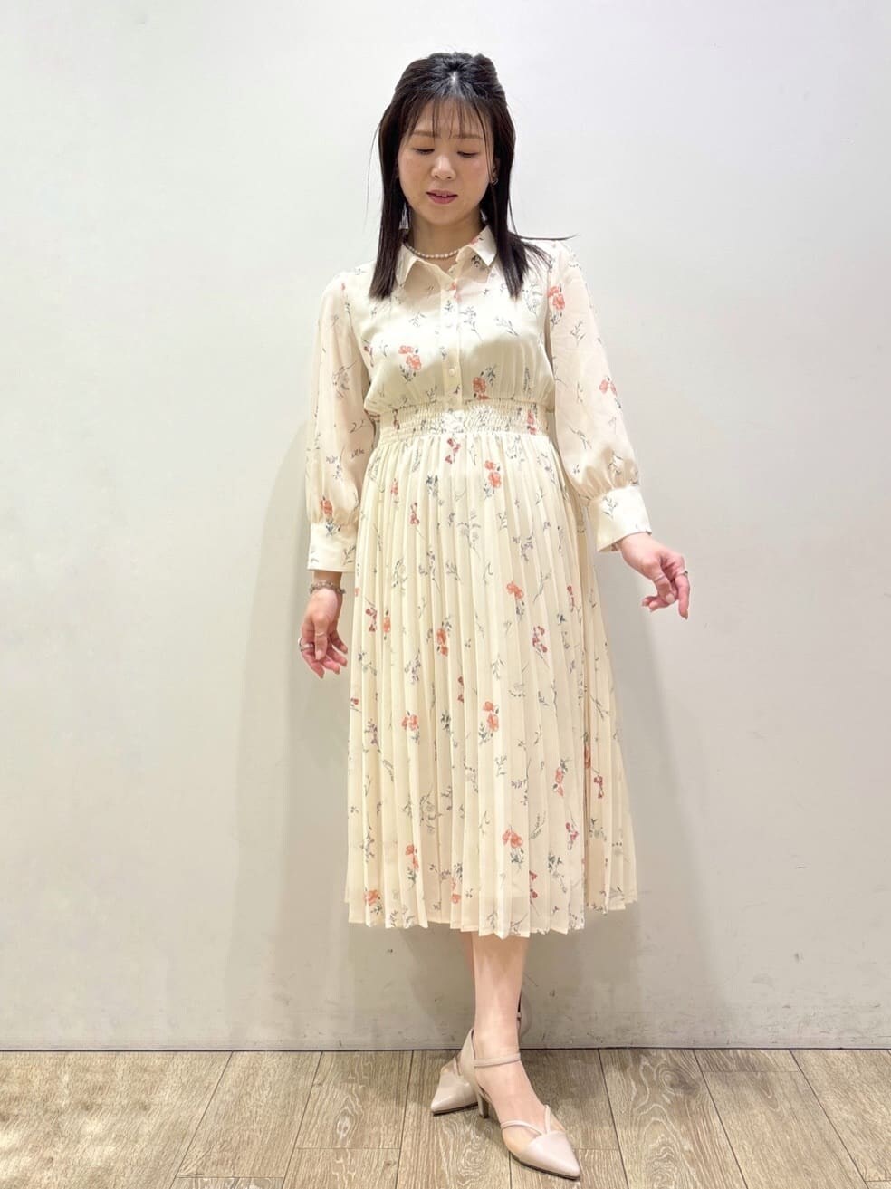 ベージュ系のパンプス、ホワイト系のショルダーバッグ、ブラウン系のトートバッグを着用したレディースの春コーディネートの5枚目の写真