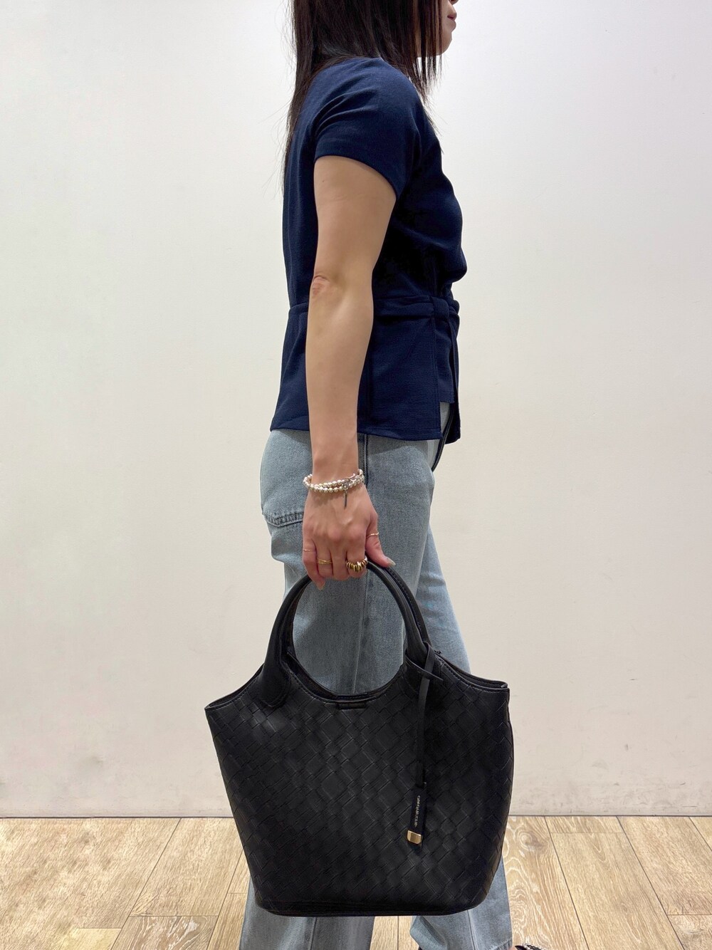 ブルー系のTシャツ/カットソー、ブルー系のその他パンツ、ブラック系のトートバッグを着用したレディースの夏コーディネートの7枚目の写真