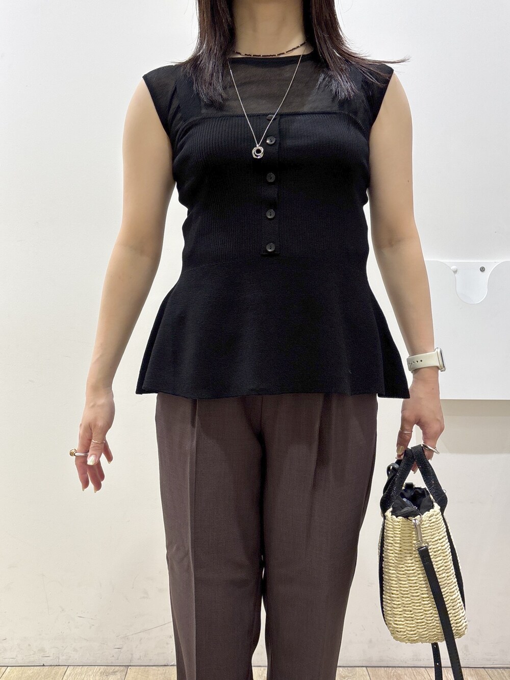 ブラウン系のその他パンツ、ブラック系のトートバッグ、ブラック系のサンダルを着用したレディースの夏コーディネートの5枚目の写真