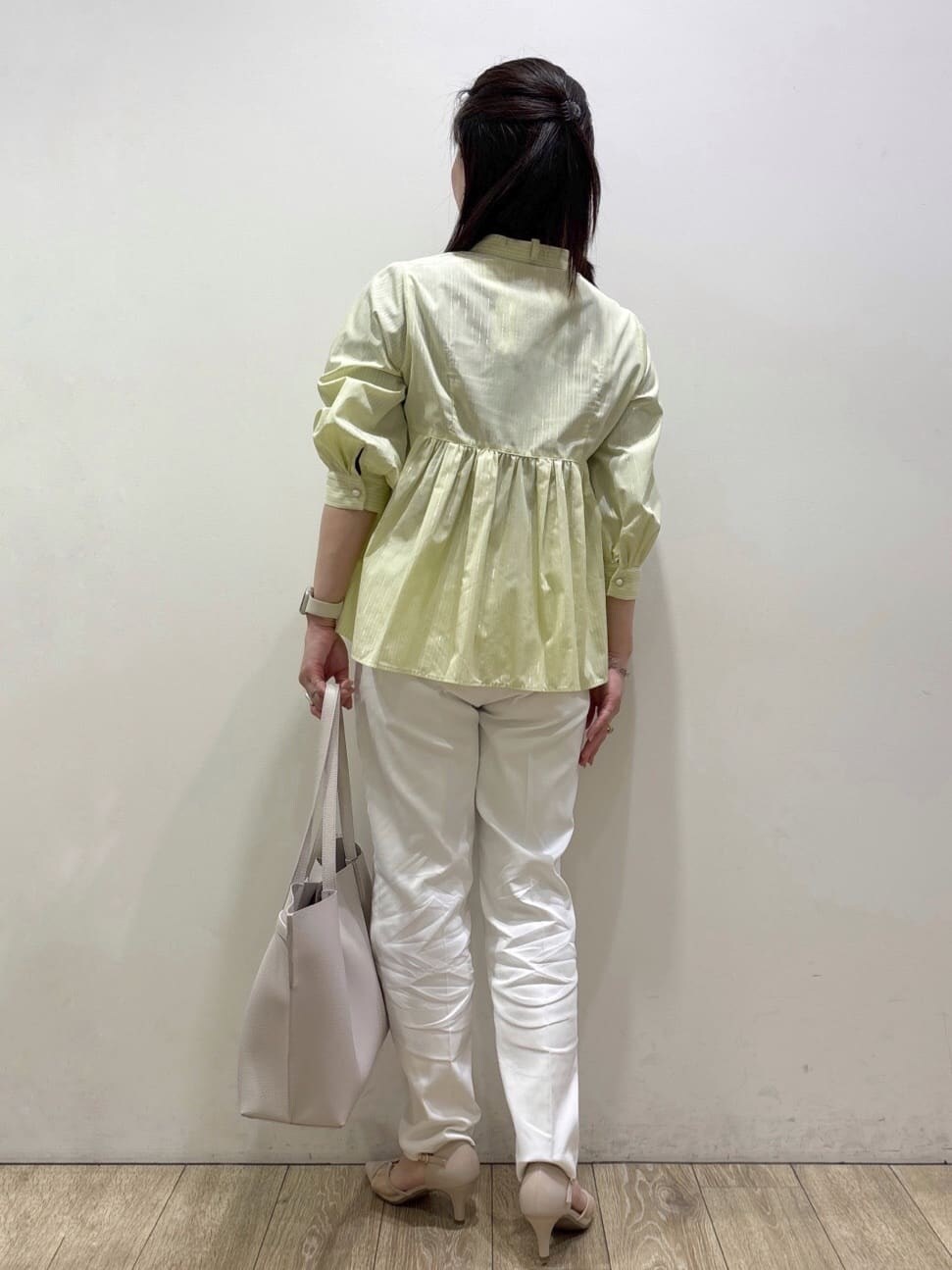 ベージュ系のパンプス、グレー系のトートバッグ、ホワイト系のその他パンツを着用したレディースの春コーディネートの3枚目の写真
