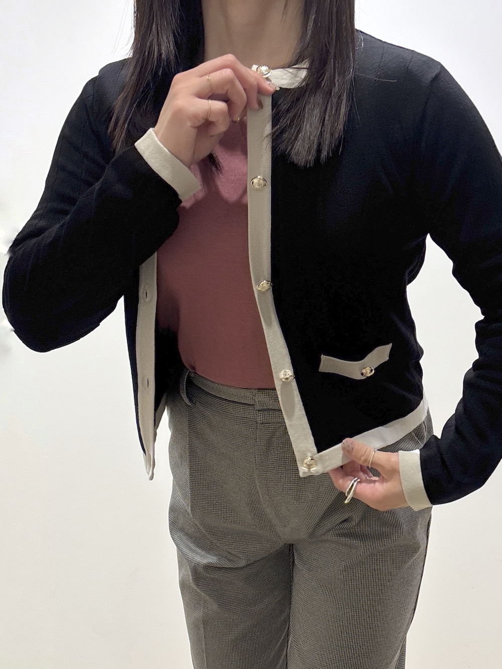 ブラック系のカーディガン/ボレロ、ピンク系のニット/セーター、ブラック系のその他パンツを着用したレディースの秋コーディネートの8枚目の写真