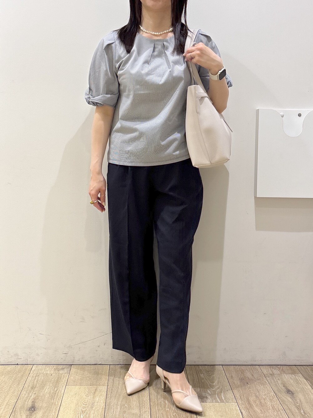 グレー系のTシャツ/カットソー、ブルー系のその他パンツ、グレー系のトートバッグを着用したレディースの夏コーディネートの5枚目の写真