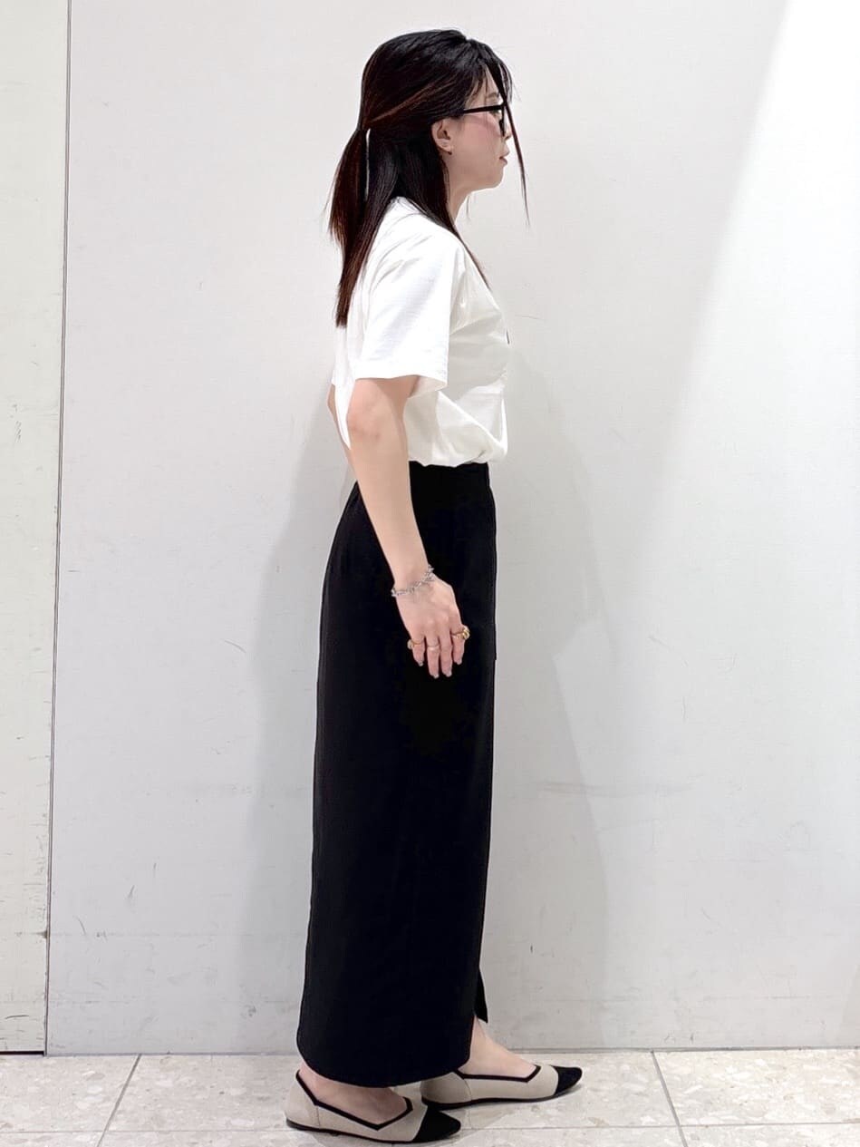 ブルー系のデニムジャケット、ホワイト系のTシャツ/カットソー、ブラック系のスカートを着用したレディースの春コーディネートの7枚目の写真