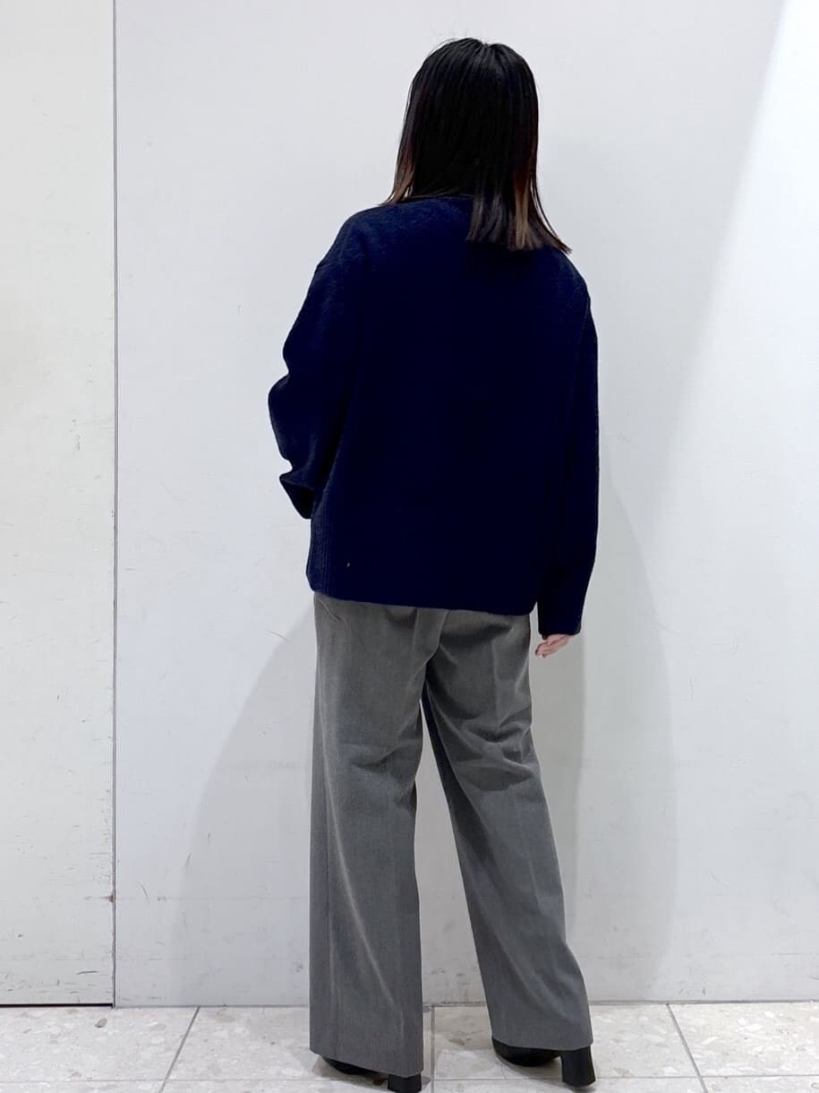 ブルー系のニット/セーター、グレー系のその他パンツ、ブラック系のショルダーバッグを着用したレディースの冬コーディネートの5枚目の写真