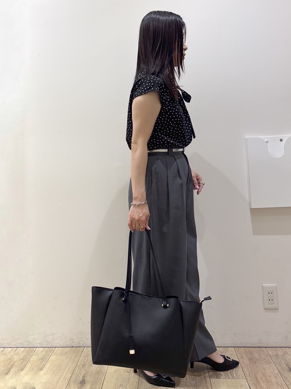 ブラック系のシャツ/ブラウス、グレー系のその他パンツ、ブラック系のトートバッグを着用したレディースの夏コーディネートの2枚目の写真