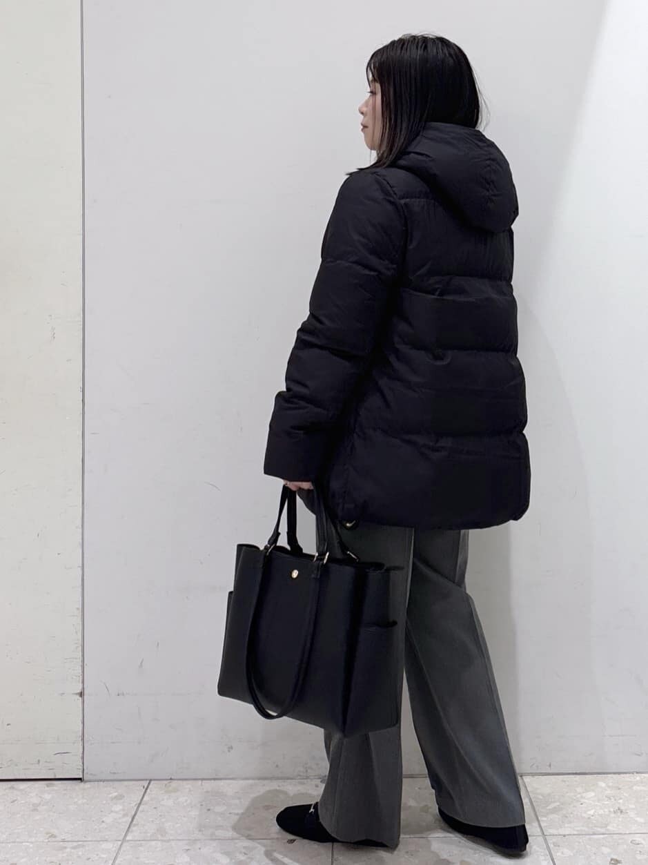 ブラック系のダウンジャケット/コート、ホワイト系のニット/セーター、グレー系のその他パンツを着用したレディースの冬コーディネートの4枚目の写真