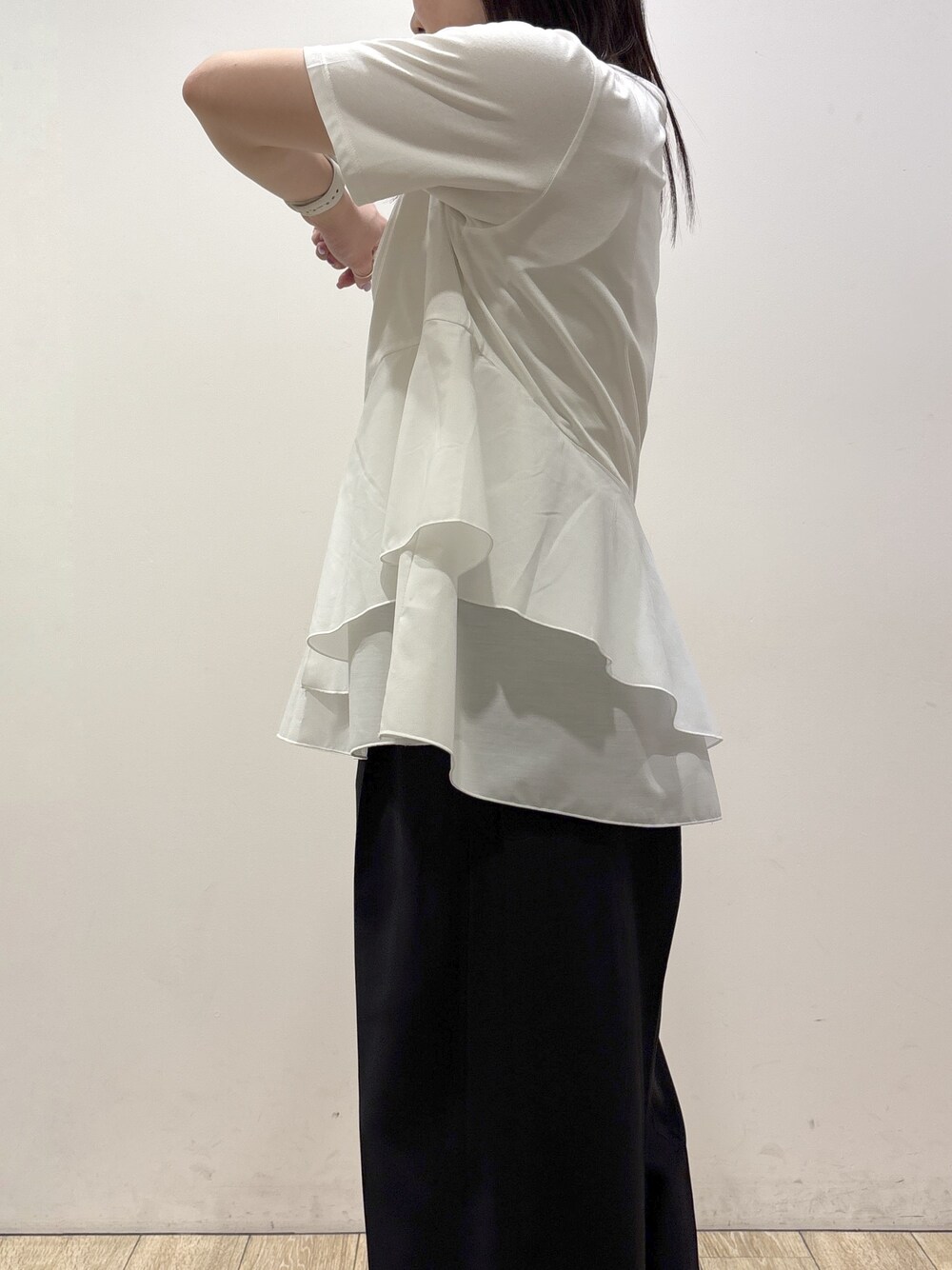 ホワイト系のTシャツ/カットソー、ブラック系のその他パンツ、ベージュ系のトートバッグを着用したレディースの夏コーディネートの8枚目の写真