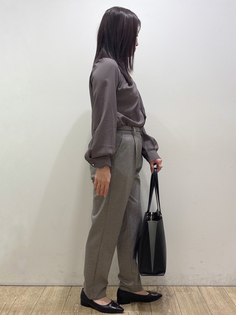 ブラウン系のシャツ/ブラウス、ブラック系のその他パンツ、ブラック系のトートバッグを着用したレディースの秋コーディネートの2枚目の写真