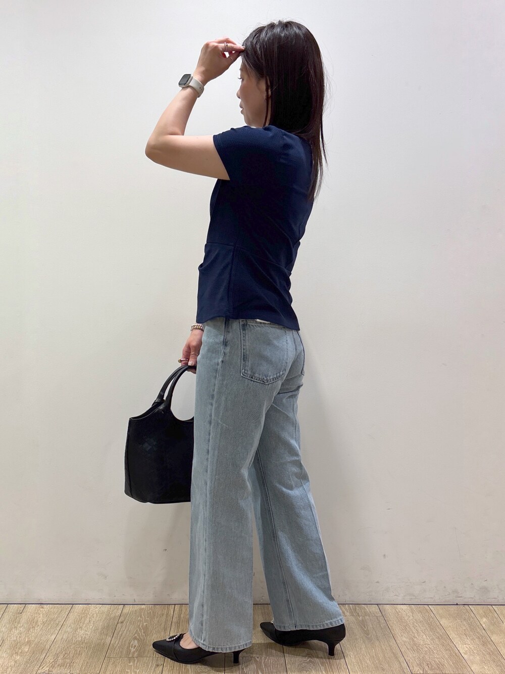 ブルー系のTシャツ/カットソー、ブルー系のその他パンツ、ブラック系のトートバッグを着用したレディースの夏コーディネートの4枚目の写真