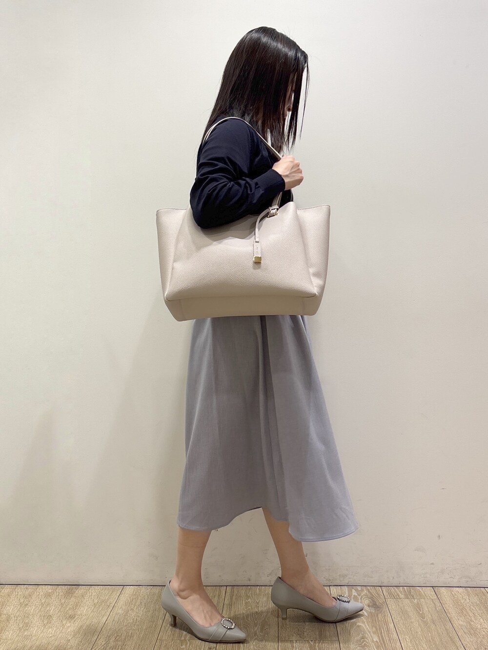 ブルー系のカーディガン/ボレロ、グレー系のワンピース、グレー系のトートバッグを着用したレディースの夏コーディネートの3枚目の写真