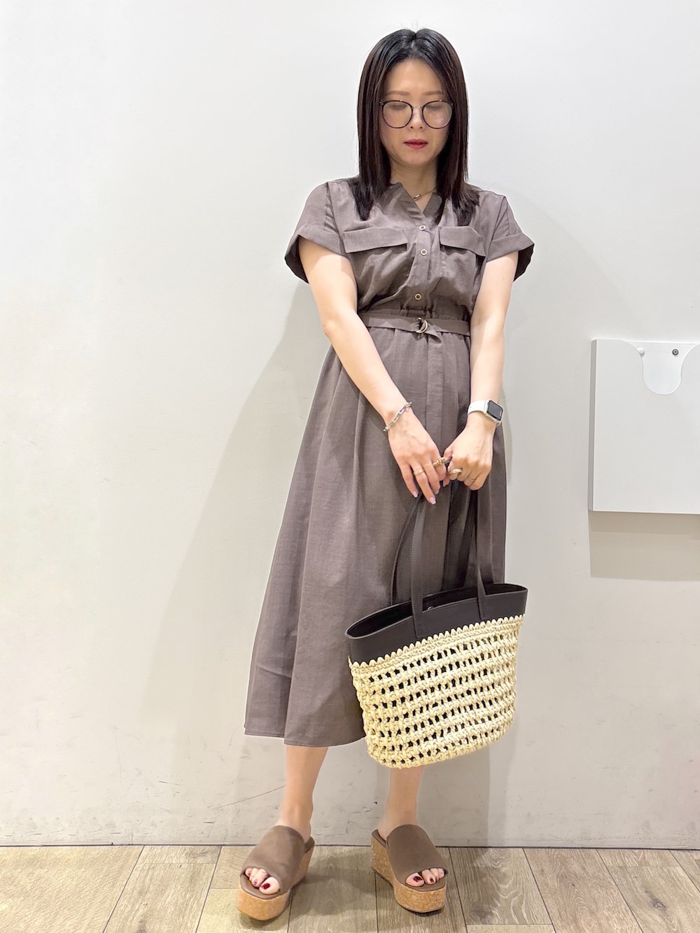 ブラウン系のワンピース、ブラウン系のトートバッグ、ベージュ系のサンダルを着用したレディースの夏コーディネートの5枚目の写真