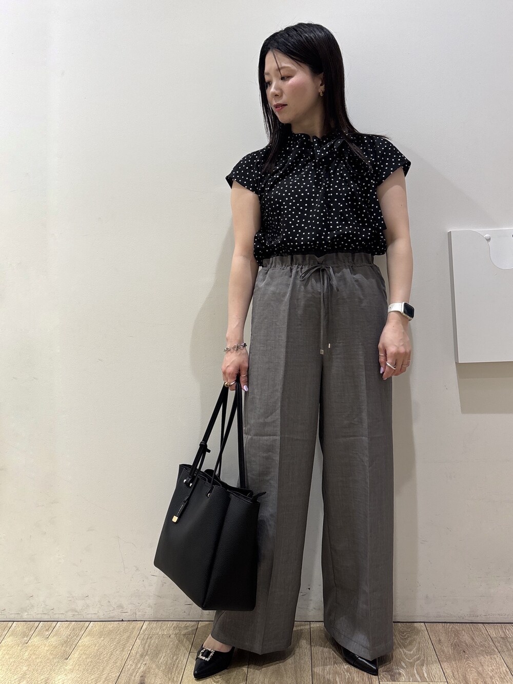 ブラック系のシャツ/ブラウス、グレー系のその他パンツ、ブラック系のトートバッグを着用したレディースの夏コーディネートの6枚目の写真