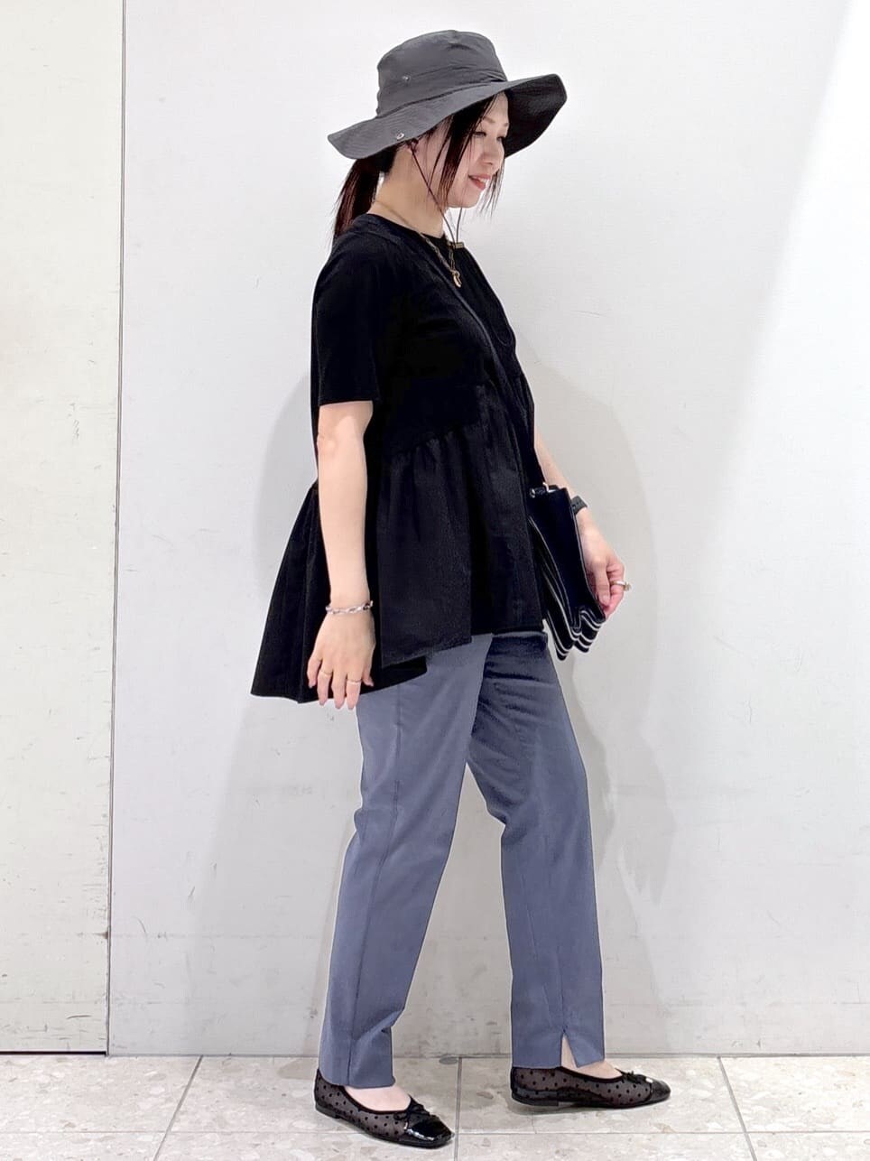 ブラック系のTシャツ/カットソー、ブルー系のその他パンツ、ブルー系のショルダーバッグを着用したレディースの夏コーディネートの2枚目の写真