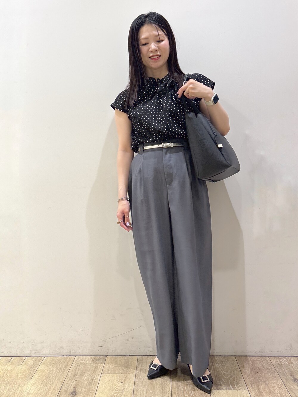 ブラック系のシャツ/ブラウス、グレー系のその他パンツ、ブラック系のトートバッグを着用したレディースの夏コーディネートの5枚目の写真