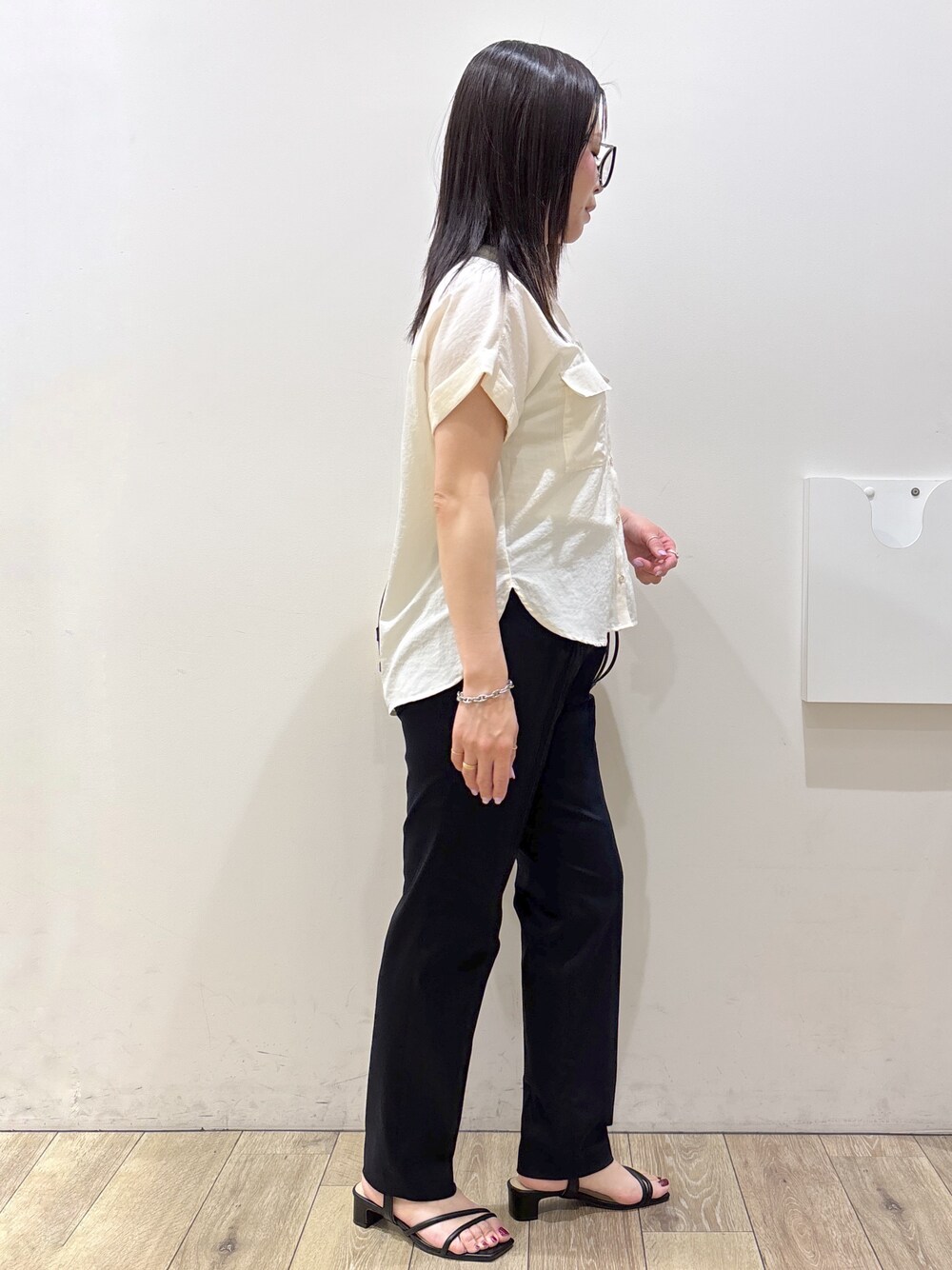 ホワイト系のシャツ/ブラウス、ブルー系のその他パンツ、ホワイト系のトートバッグを着用したレディースの夏コーディネートの4枚目の写真