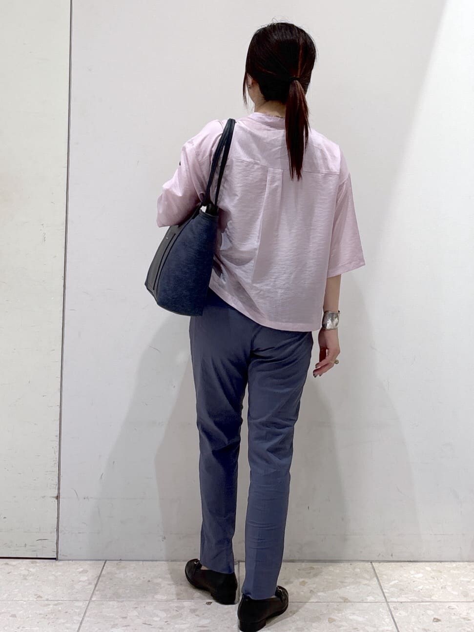 パープル系のシャツ/ブラウス、ホワイト系のタンクトップ、ブルー系のその他パンツを着用したレディースの夏コーディネートの7枚目の写真