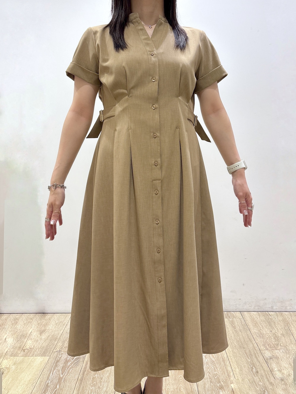 イエロー系のワンピース、ベージュ系のトートバッグ、ブラック系のサンダルを着用したレディースの夏コーディネートの5枚目の写真