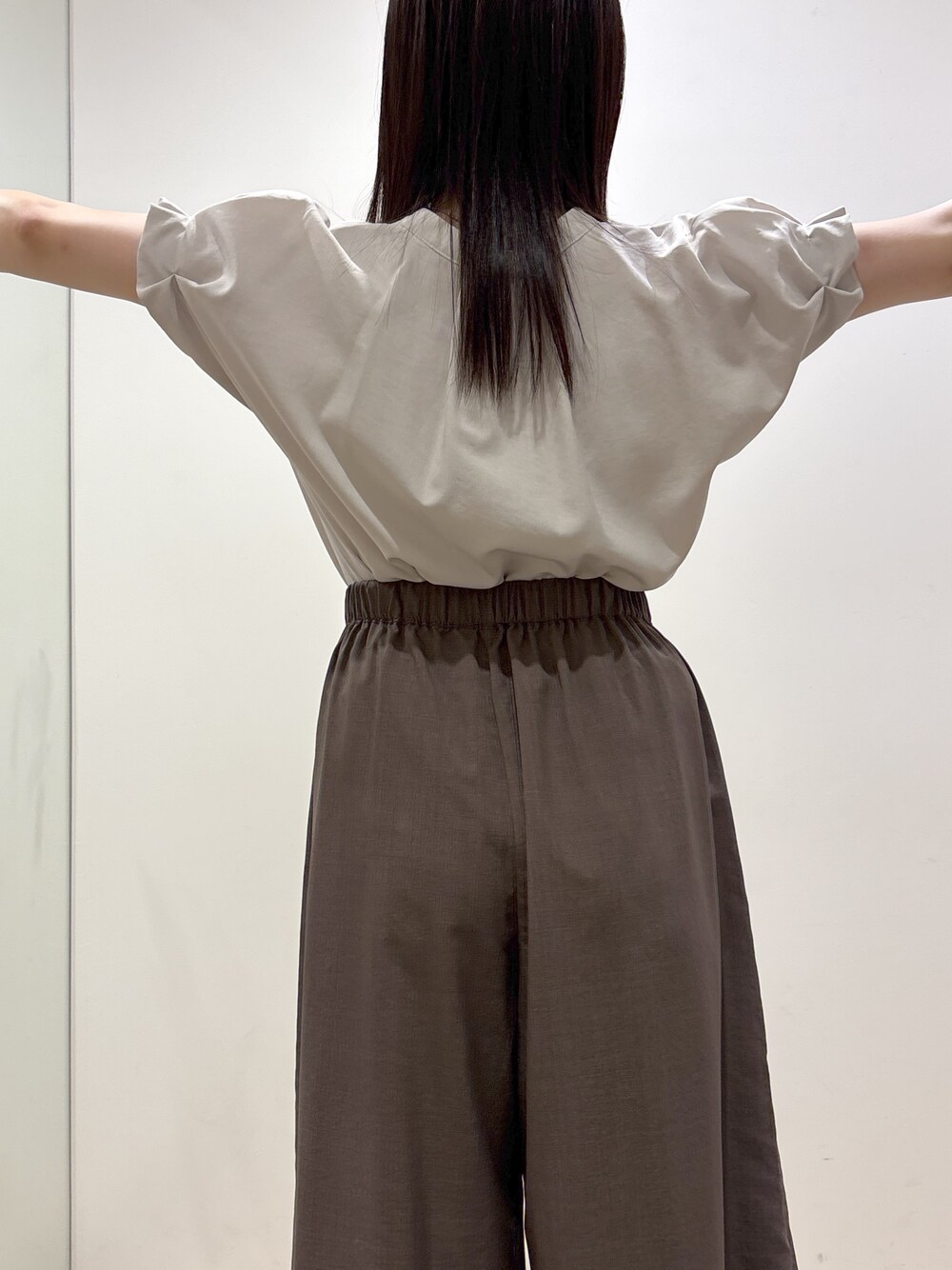 ベージュ系のシャツ/ブラウス、ブラウン系のその他パンツ、グレー系のトートバッグを着用したレディースの夏コーディネートの8枚目の写真