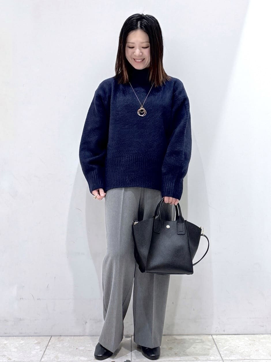ベージュ系のピーコート、ブルー系のニット/セーター、グレー系のその他パンツを着用したレディースの冬コーディネートの5枚目の写真