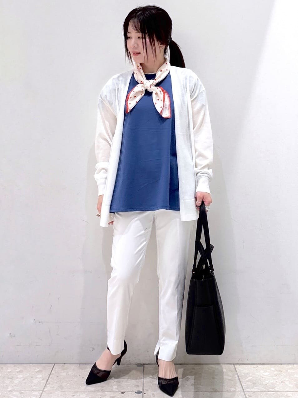 ホワイト系のカーディガン/ボレロ、ブルー系のTシャツ/カットソー、ホワイト系のその他パンツを着用したレディースの春コーディネートの5枚目の写真