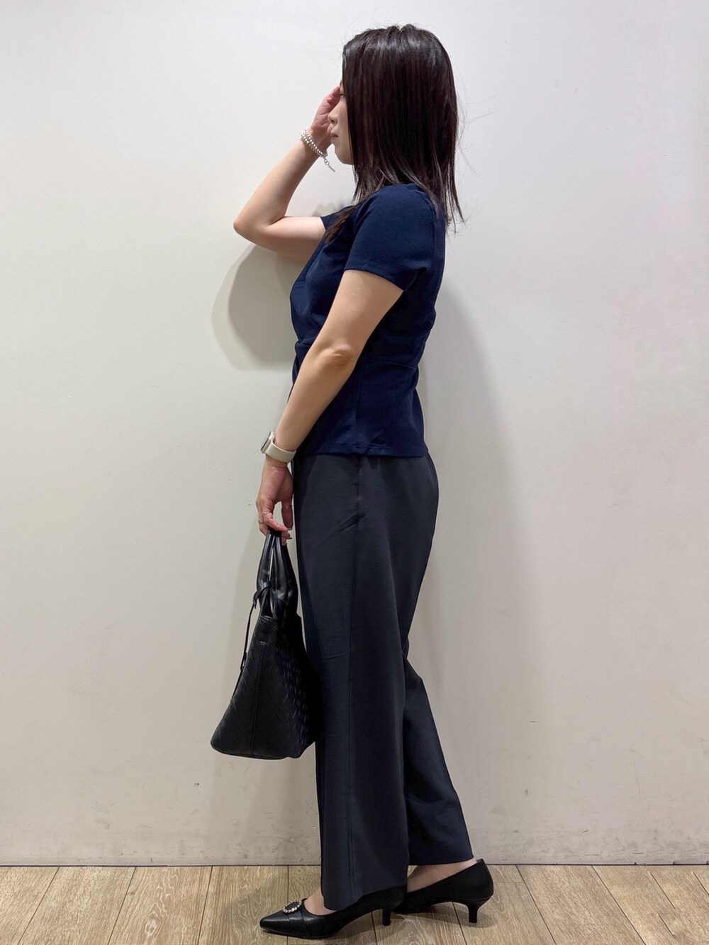 ブルー系のTシャツ/カットソー、ブルー系のその他パンツ、ブラック系のトートバッグを着用したレディースの夏コーディネートの4枚目の写真