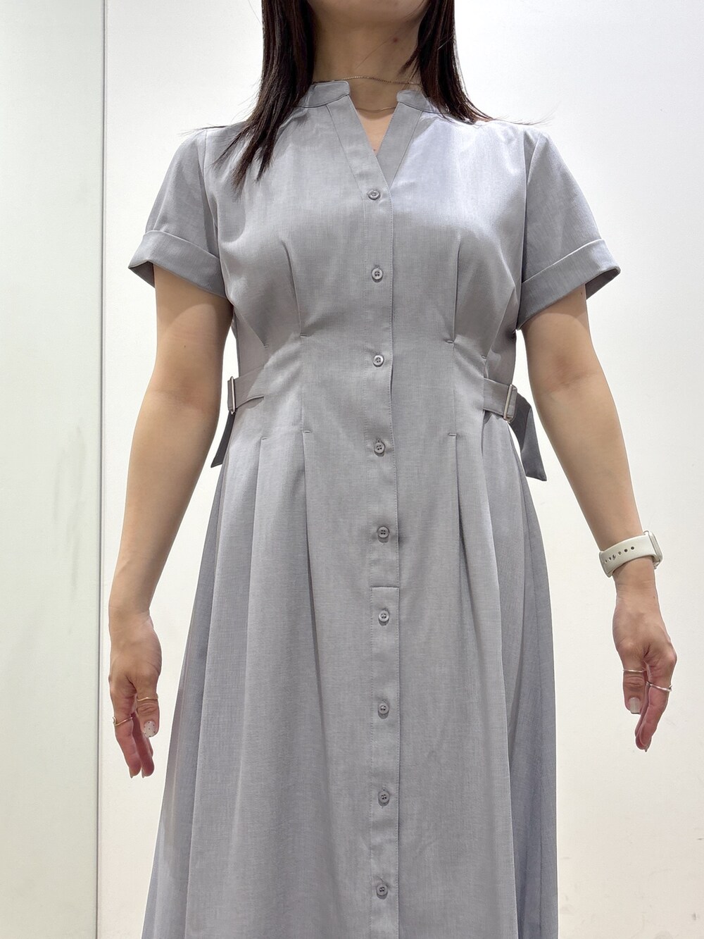 グレー系のワンピース、グレー系のトートバッグ、グレー系のパンプスを着用したレディースの夏コーディネートの6枚目の写真