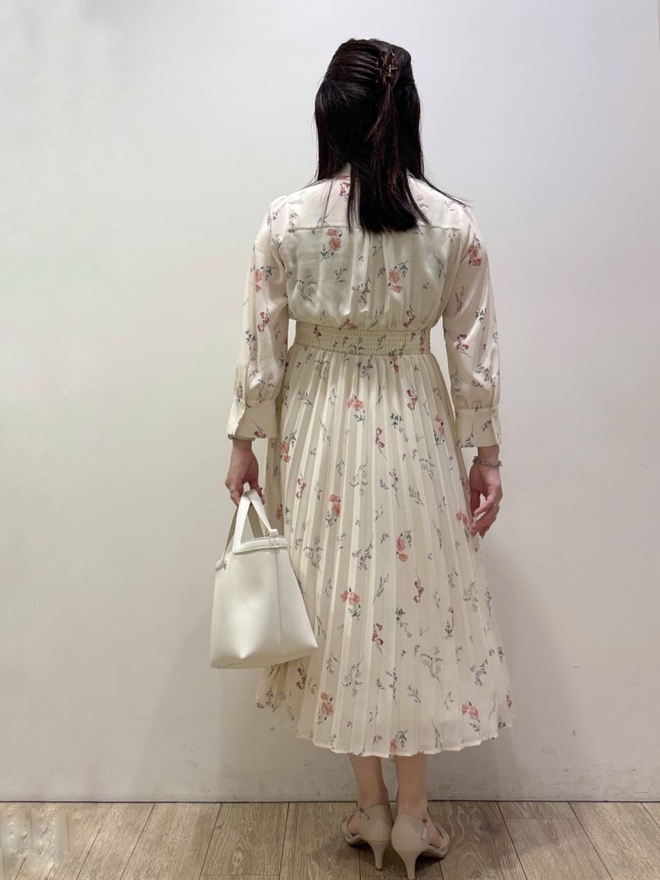 ベージュ系のパンプス、ホワイト系のショルダーバッグ、ブラウン系のトートバッグを着用したレディースの春コーディネートの3枚目の写真