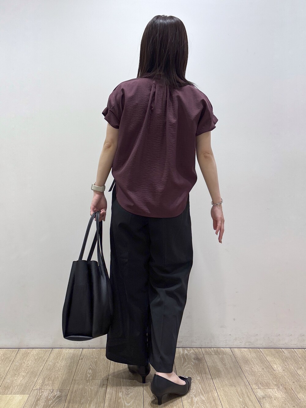 レッド系のシャツ/ブラウス、ブラック系のその他パンツ、ブラック系のトートバッグを着用したレディースの夏コーディネートの3枚目の写真
