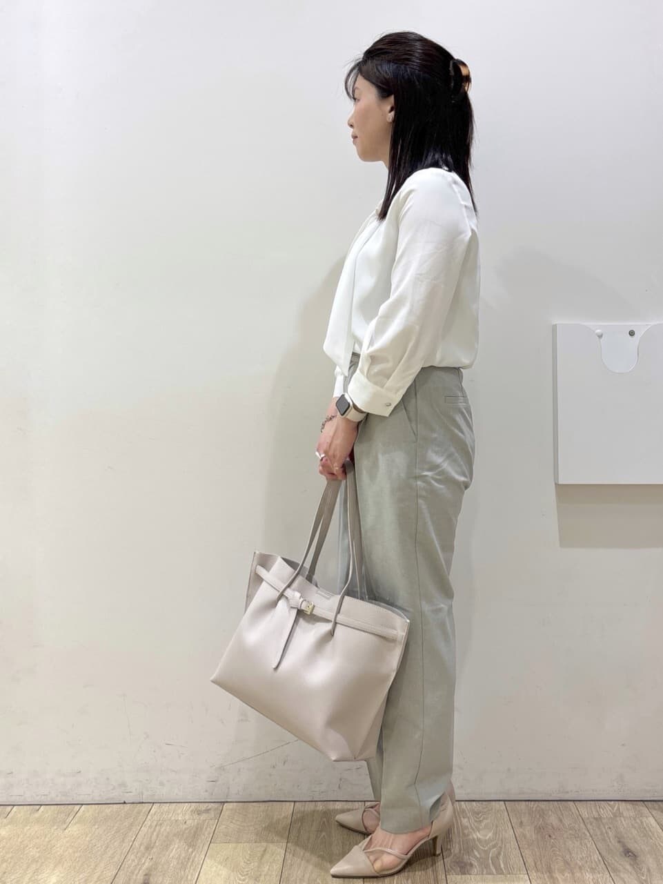 グレー系のその他パンツ、グレー系のノーカラージャケット、ベージュ系のパンプスを着用したレディースの春コーディネートの8枚目の写真