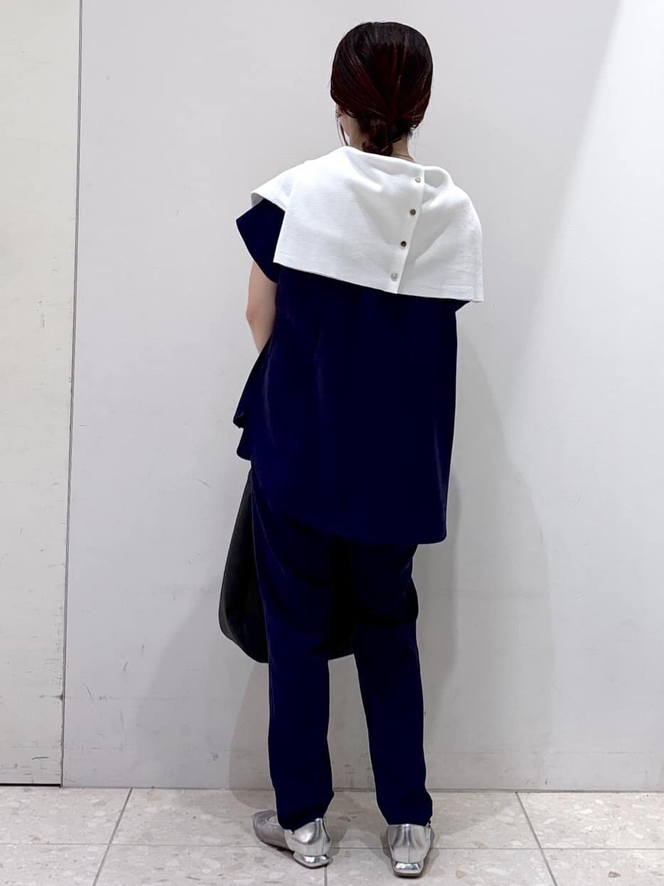 ブルー系のシャツ/ブラウス、ホワイト系のカーディガン/ボレロ、ブルー系のその他パンツを着用したレディースの春コーディネートの3枚目の写真
