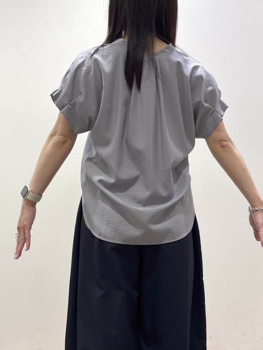 ブルー系のシャツ/ブラウス、ブルー系のその他パンツ、ブラック系のトートバッグを着用したレディースの夏コーディネートの7枚目の写真