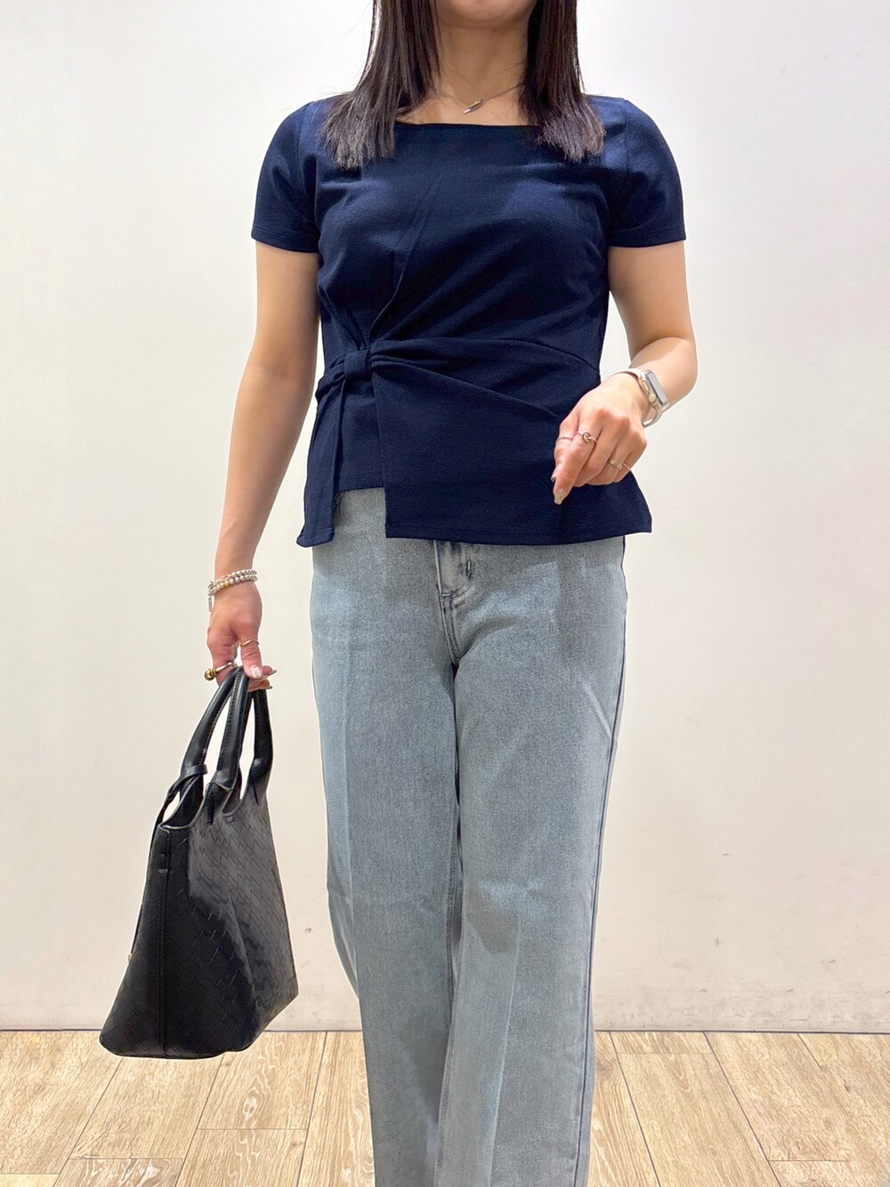 ブルー系のTシャツ/カットソー、ブルー系のその他パンツ、ブラック系のトートバッグを着用したレディースの夏コーディネートの6枚目の写真